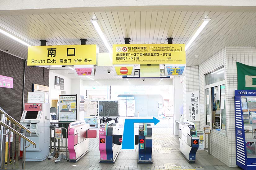 南口改札を出て右折します