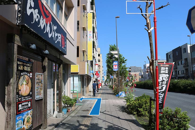 らーめん花月とKids Duoの間の通りを左折します