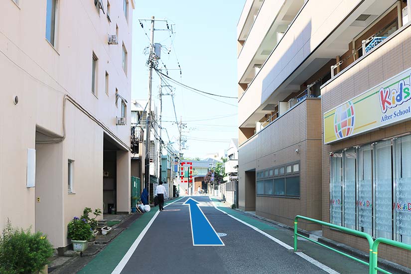 この通りをまっすぐ進みます(通りの先にクリニックの看板が見えます)