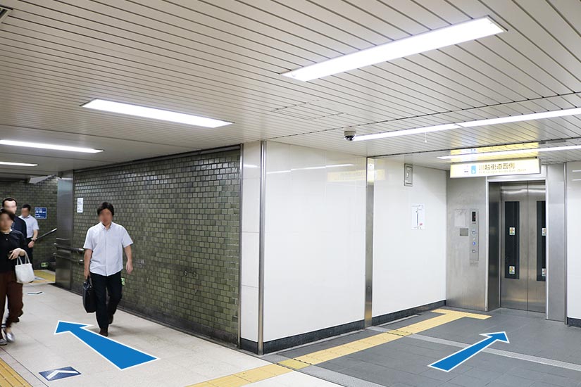 エレベーターか階段で地上に上ります