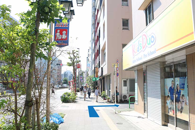 Kids Duoの先の通りを右折します